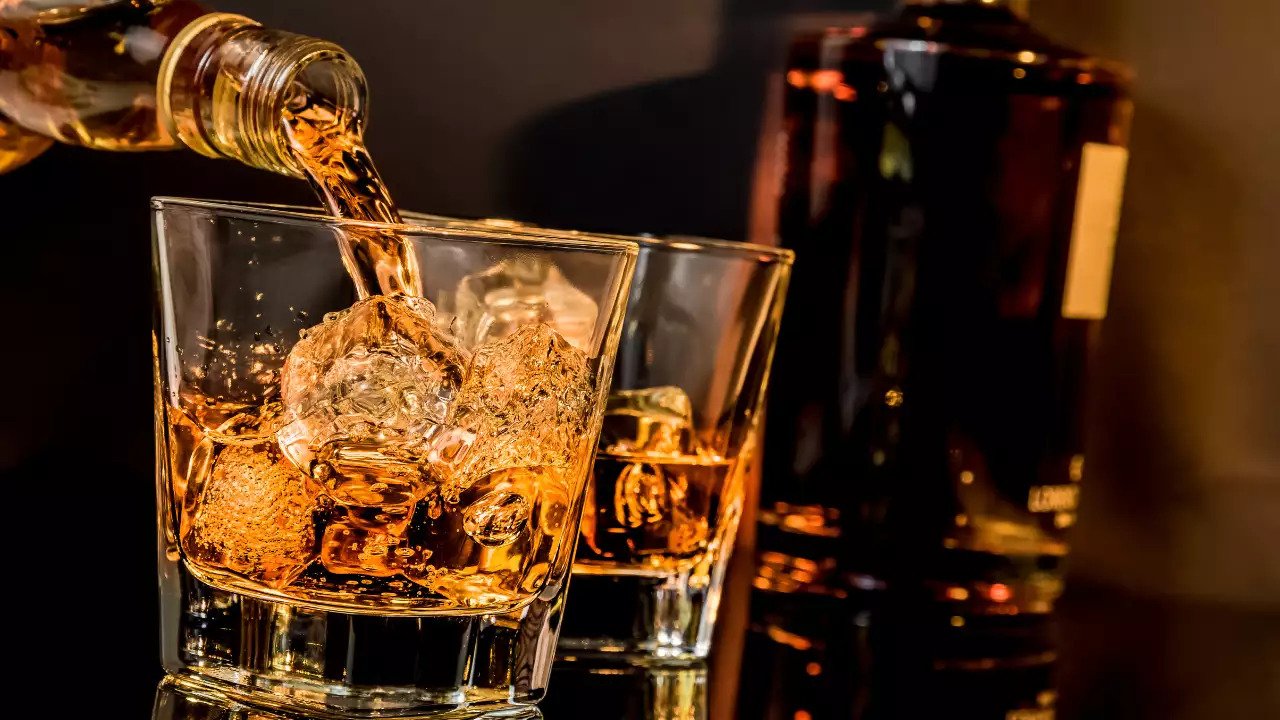 Rum Vs Brandy: Which Is A Better Drink To Sip During Winters?